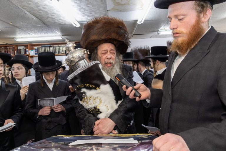 הכנסת ס''ת ושבע ברכות בחצה''ק זוועהיל צילום א.פ