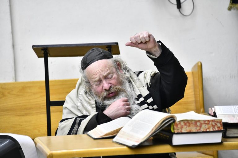 המקובל הרב עדס בשיחה בענייני פסח בכולל חזון איש צילום שוקי לרר (8)