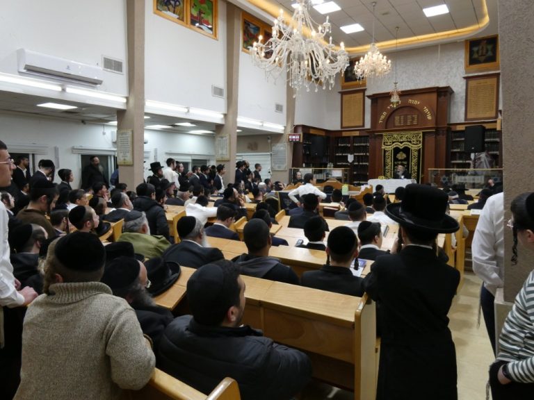 המשפיע רב מיילך בידרמן בשיחת חיזוק במושב חזון יחזקאל צילום ש.פ