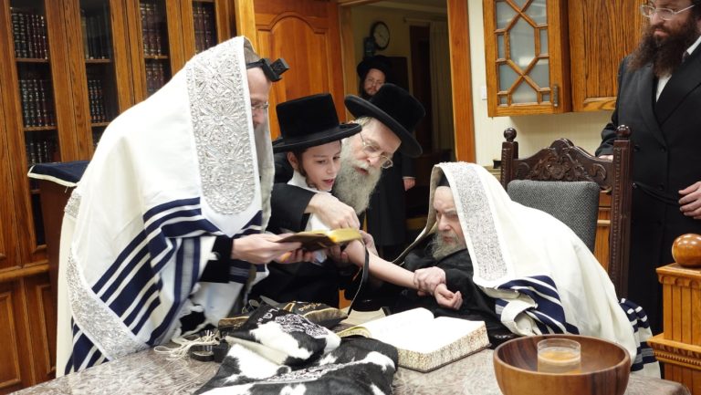 הנחת תפילין יעקב דוב מנדלבוים בן אב''ד חנטשין אצל האדמו''ר מבעלזא (1)