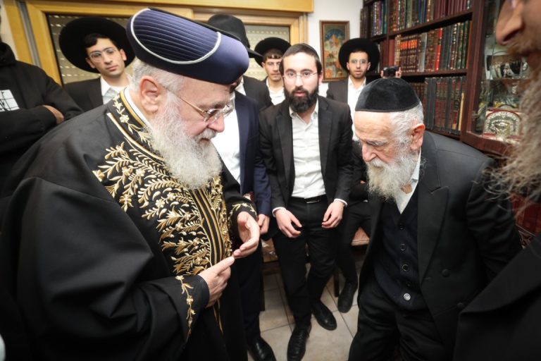 הראשל''צ הגר''י יוסף בניחום אבלים אצל הרב טופיק (11)