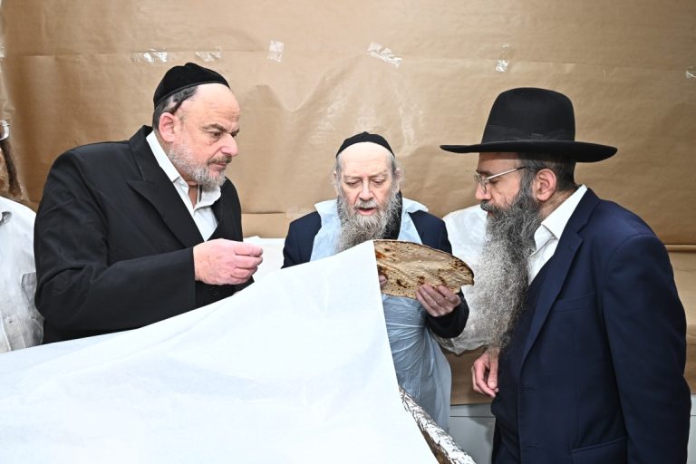 הרב דוד בצרי במאפיית טיב המצות של ר' אהרן קורניצר צילום וקי לרר (9)