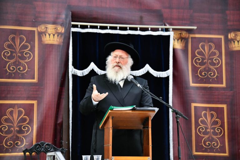 הרב לנדא בדרשת שבת הגדול צילום שוקי לרר (3)