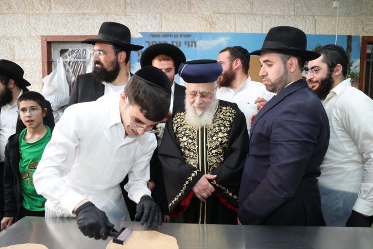 הרשל''צ הרב יצחק יוסף באפית מצות אצל הרב שמעון דרור. צילום דוד ארזני