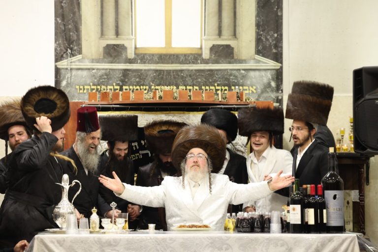 טיש משתה היין פורים בחצר הקודש ביאלה ב''ב צילום דוד ארזני