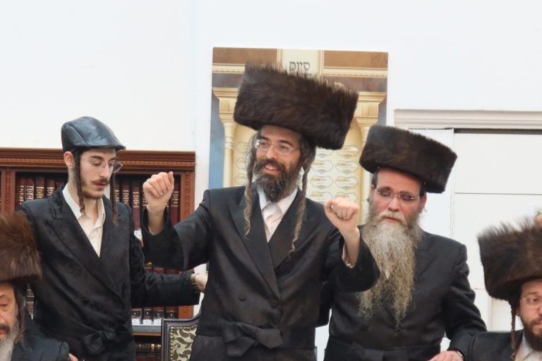 טיש פורים בחצה''ק זוועהיל ירושלים צילום שימי פ