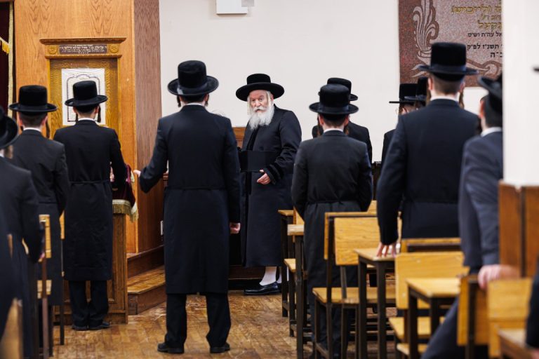 ישיבת כרם שלמה ביים אפנעמן די צדקה געלט (11)