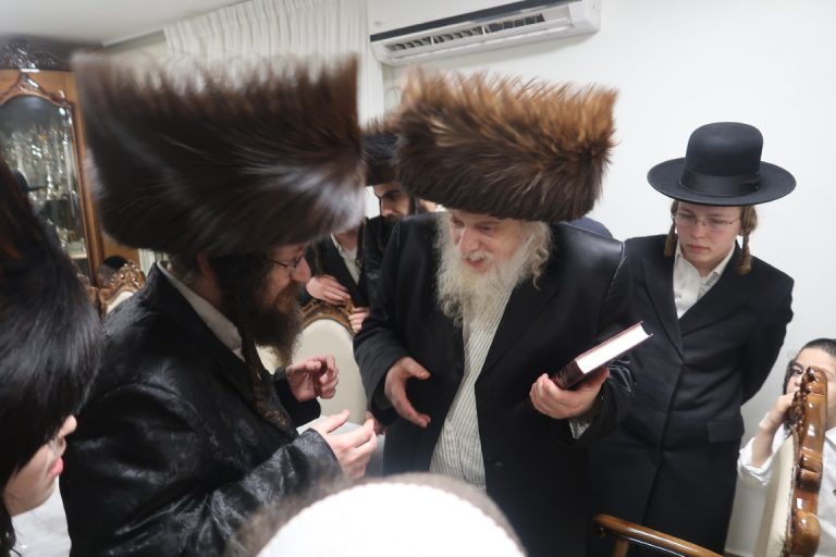 מבקשי אמונה שבת בשכונת חפציבה בבית שמש צילום שימי פ