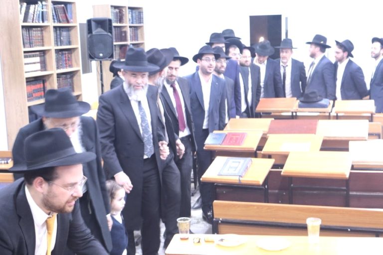 מעמד 'לחיים' מינויו של רבי ישעיה הלברשטט כרב הקהילות בשכונת רמת בית שמש ד'3 בבית שמש (9)