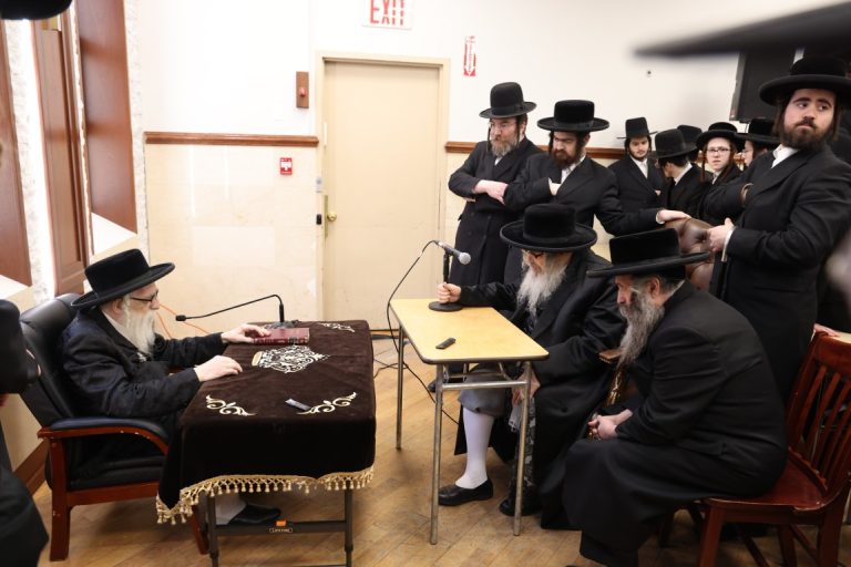 ניחום אבלים אצל האדמו''ר מקאשוי אחיו גאב''ד קרית קאשוי זצ''ל‎‏ (10)