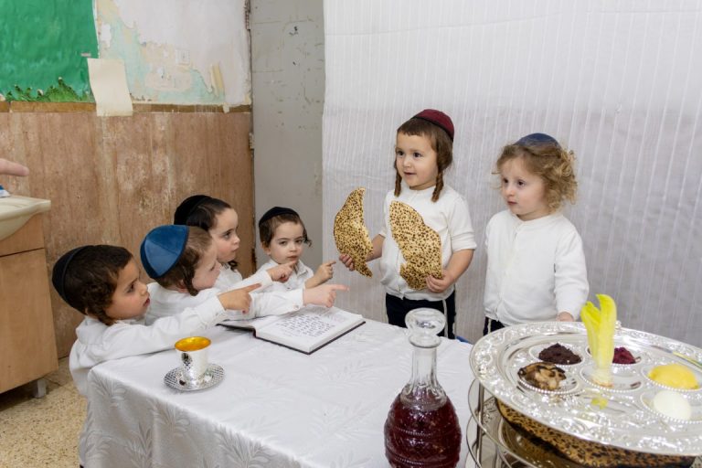 סדר נאכט בחיידר פינסק קרלין קרדיט א.פ