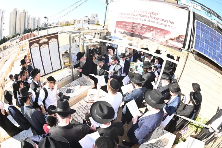 עליה לציון מרן הגר''ח קניבסקי זצ''ל (36)