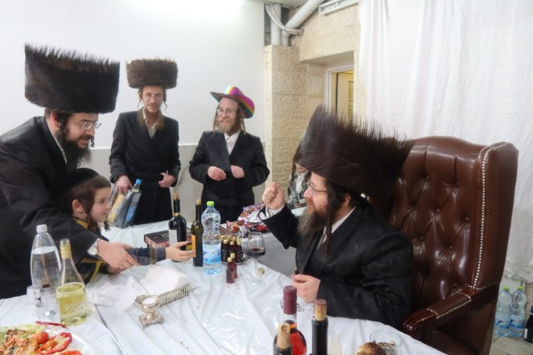 פורים בחצר הקודש דינוב בי''ש (1)