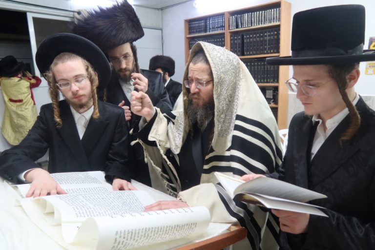 פורים בחצר הקודש דינוב בי''ש (11)