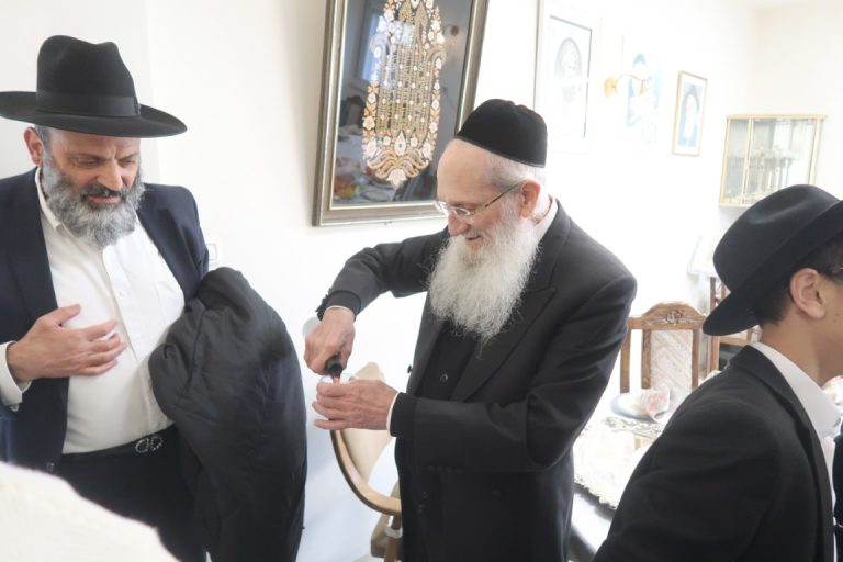 פורים במחיצת רבי עזרא ניסן ראש ישיבת רינת התורה צילום ש.פ