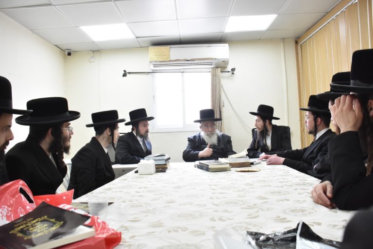 קיבוץ ישיבת תורת שלמה-זוועהיל במבחן אצל הגרש''א שטרן גאב''ד מערב ב''ב צילום יהודה פרקוביץ (2)