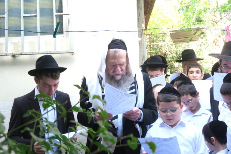 ר' יצחק זילברשטיין בברכת האילנות ברמת אלחנן יחד עם הגאון הרב ברלין ור' יהודה סילמן צילום מ