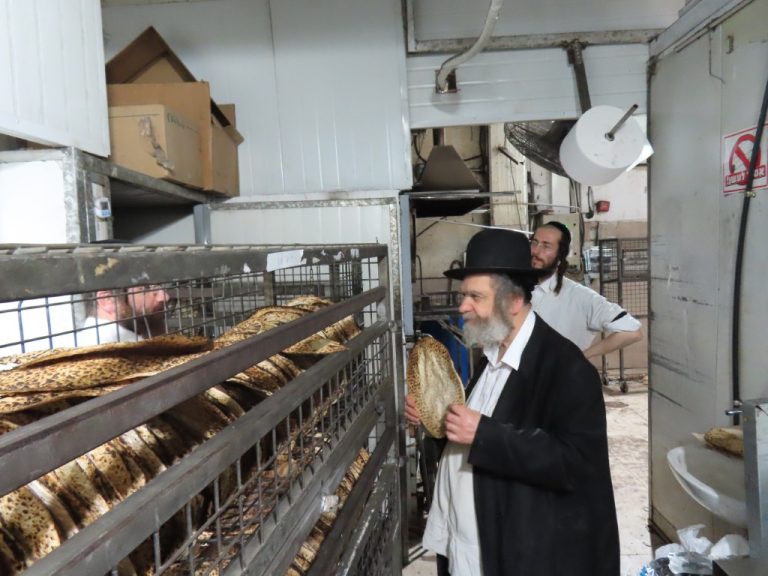 ר' משה מרדכי קארפ אפיית מצות (19)