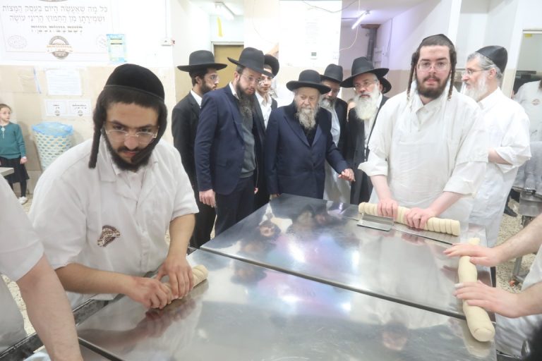 רבי דוד בצרי באפית מצות צילום ש.פ