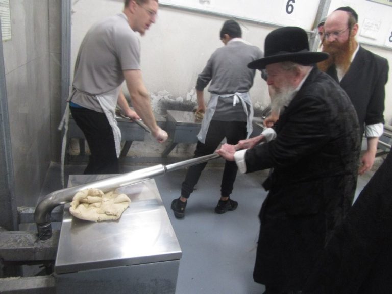 רבי מיכל זילבר ראש ישיבת זוועהיל במאפיית מצות וקסלשטיין (6)