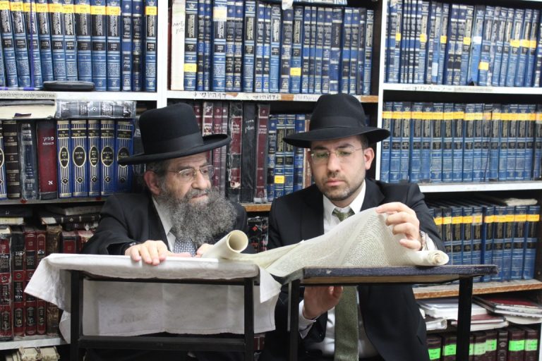 רבי מסעוד בן שמעון בקריאת המגילה צילום איתי קצב (4)