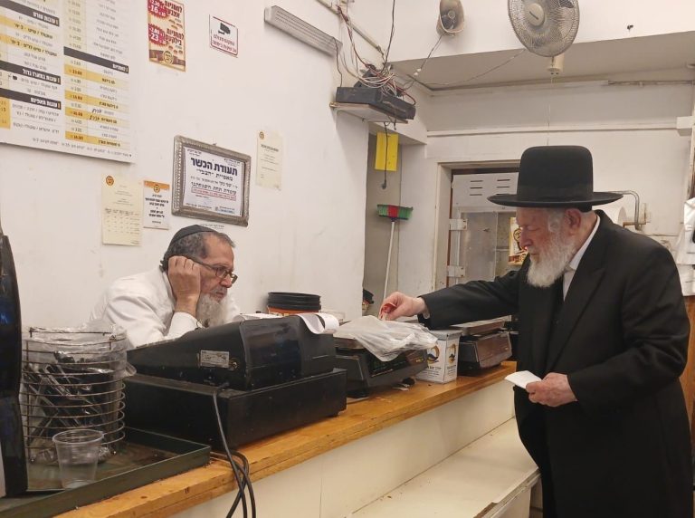 רבינו קונה במאפיית הצבי כהכרת הטוב על השהות במרחב המוגן (1)