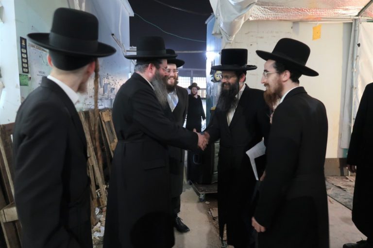 רבם החדש של חסידי גור בב''ב הגר''ז זילברשטיין בביקור בשכונת מתחם הסופרים צילום י פריד (3)