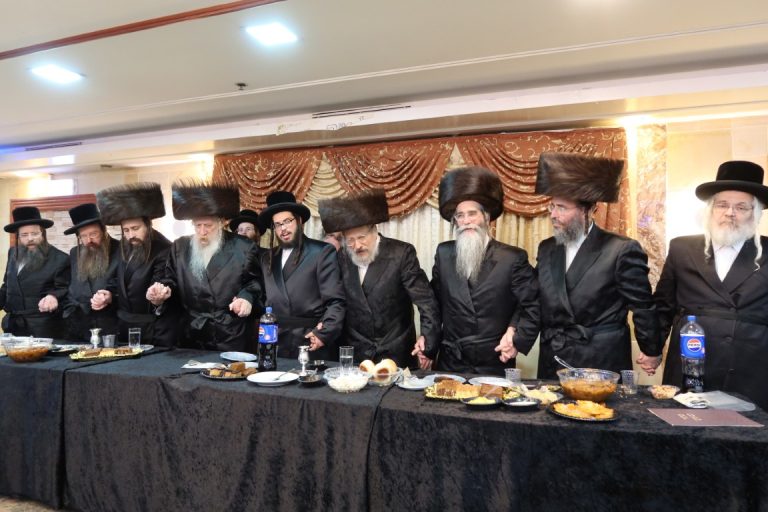 שמחת האירוסין בחצרות טשארנאביל - אנטניא צילום א