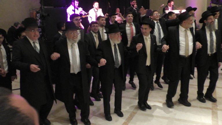שמחת הנישואין לכדו ויד ימינו של ראש ישיבת 'כסא רחמים' הרב צמח מאזוז (24)