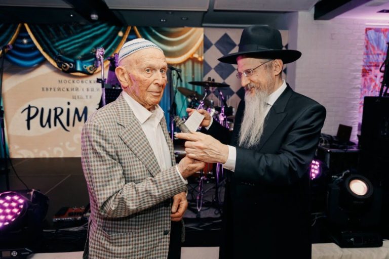 שרשרת הדורות במוסקבה_ מגילה בת מאתיים שנה הוענקה ל ( (59)