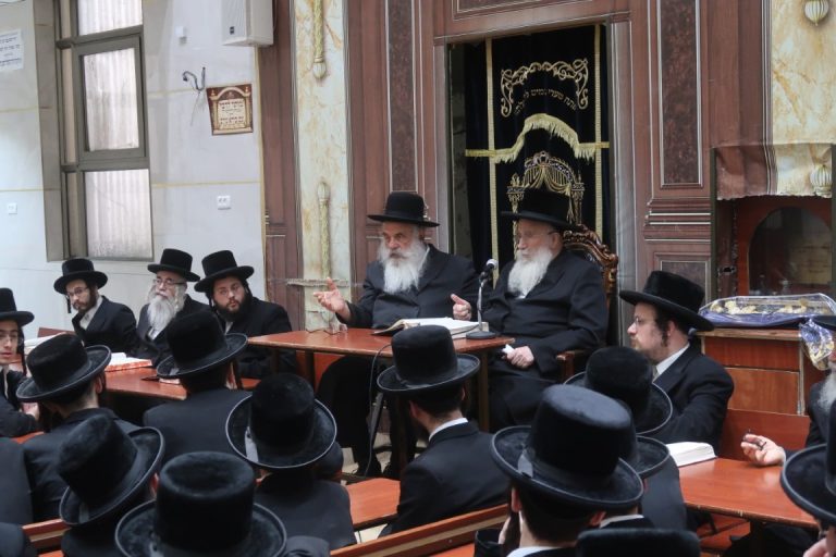 תלמידי ישיבת מנחת יצחק בעיר בני ברק במבחן מקיף על מסכת גיטין אצל רבי שמואל אליעזר שטרן גאב''ד שערי הורא ( (4)