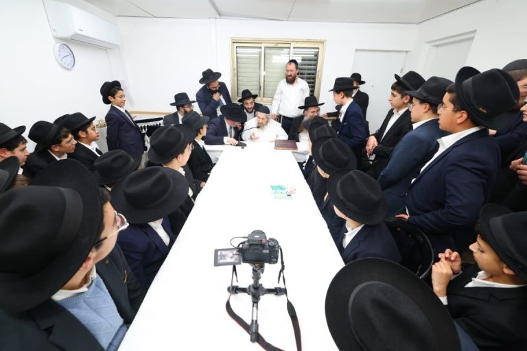 תלמידי כיתות ח' בתלמוד תורה חניכי הישיבות תל ציון הגיעו להתברך ולהיבחן אצל הגר''ד לנדו (11)