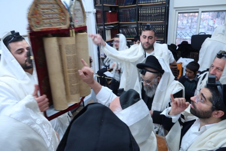 תפילת ראש חודש ניסן במחיצת הגר''מ צדקה צילום ש.פ