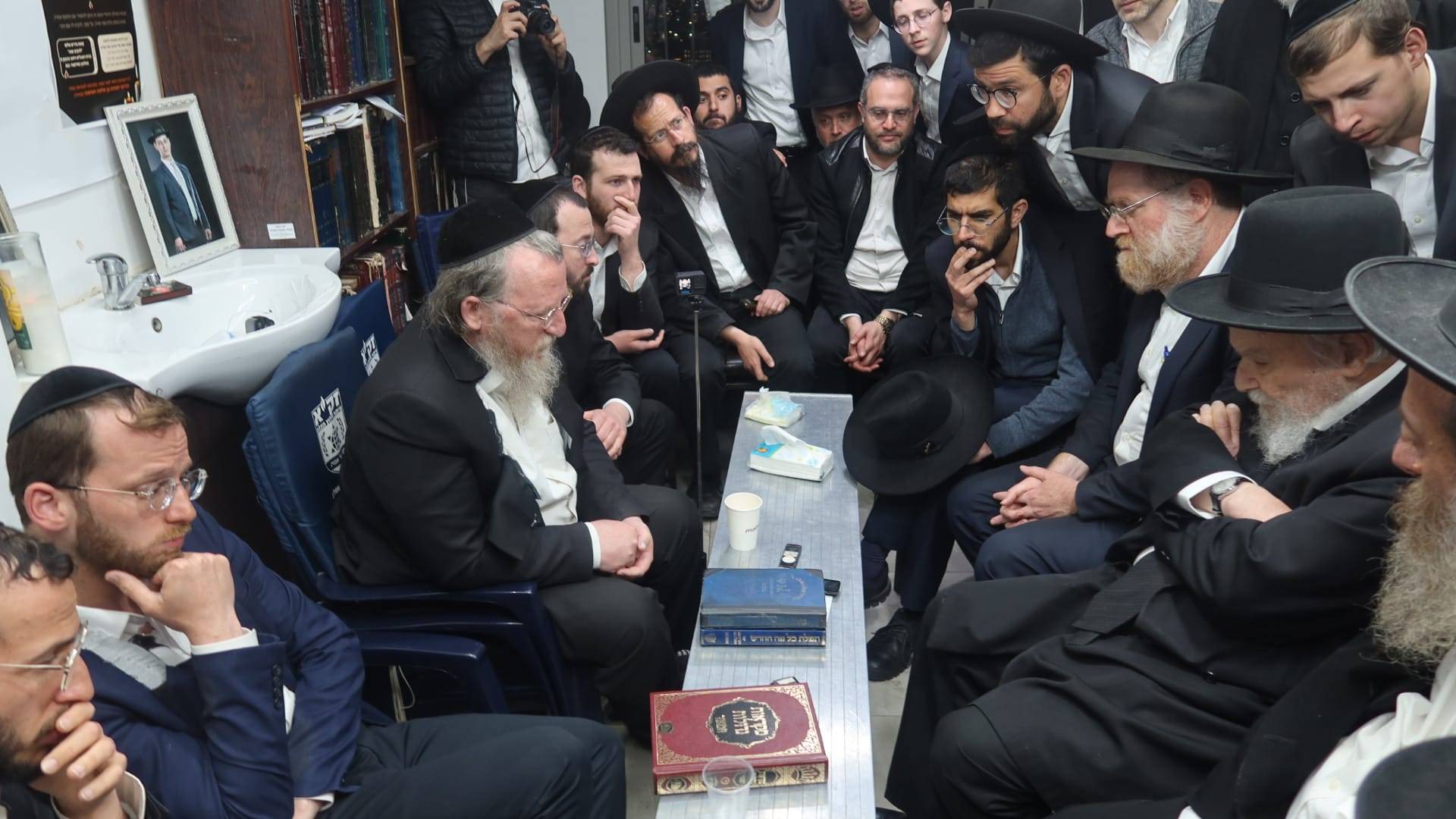 הנס של הבן השלישי וההוראה הנחרצת בנוגע לתקשורת; מרן ניחם את משפחת שפיגל - JDN