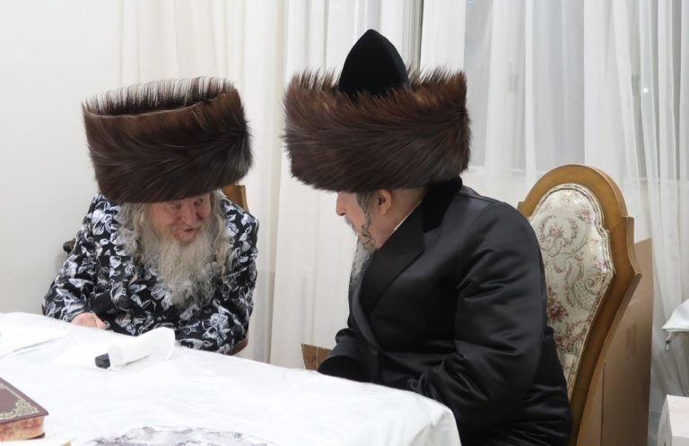 אדמו''ר מסקאליע בביקור אצל אדמו''ר מצאנז זימגראד במעון קודשו בב''פ (2)