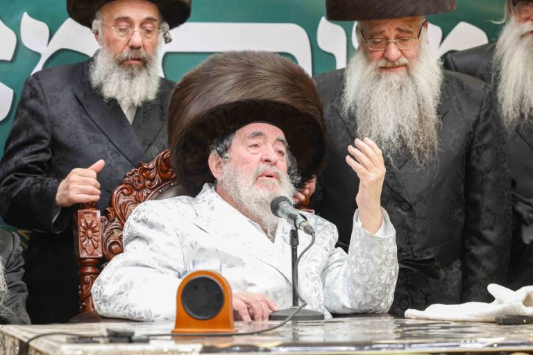 אפיית מצות ויז'ניץ ערב פסח. צילום א