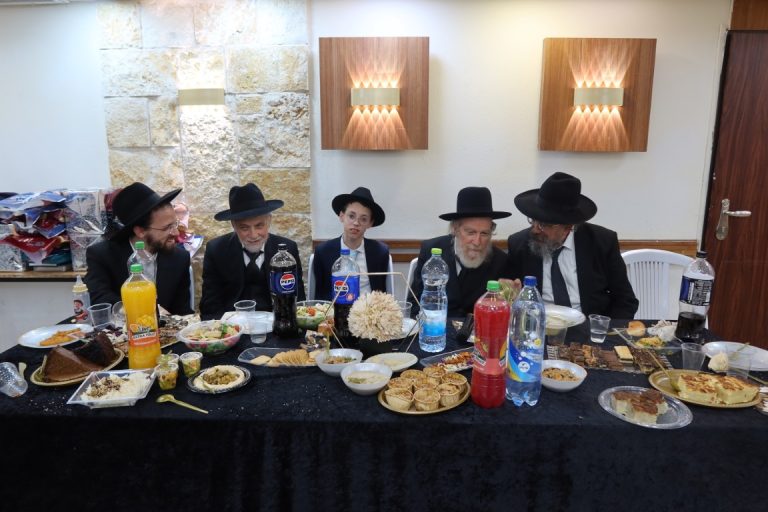 בבני ברק נערכה שמחת הבר מצוה לנין רי 'מאור התלמוד' הגאון רבי אברהם יצחק קוק, ונין הגאון הצדיק רבי זאב כַּהַן מראשי הישיבה (18)