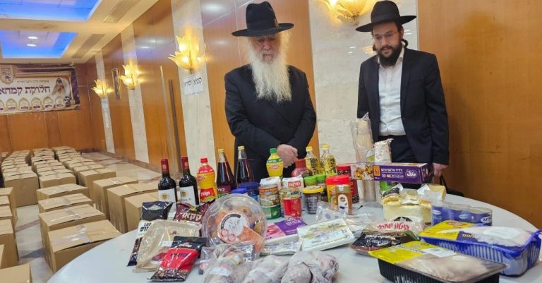 האדמו''ר הגה''צ רבי דוד חנניה פינטו מברך את התורמים בחלוקת קמחא דפסחא