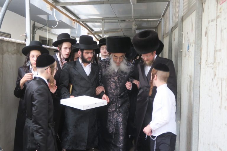 האדמור מאלכסנדר באפיית מצות מצווה בערב פסח צילום מ