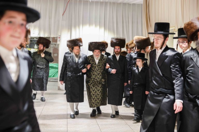 האדמו''ר מויז'ניץ בעריכת השולחן הטהור בחול המועד. צילום א