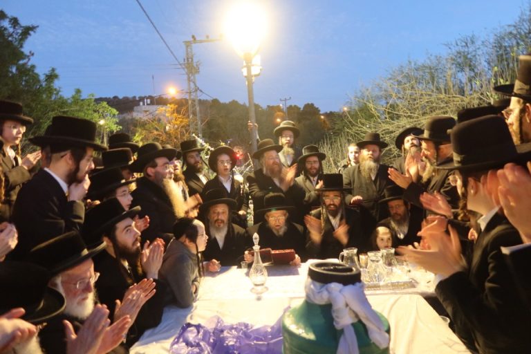 האדמו''ר מזוועהיל בטחינת חיטים ובמים שלנו לפסח צילום שימי פ (15)