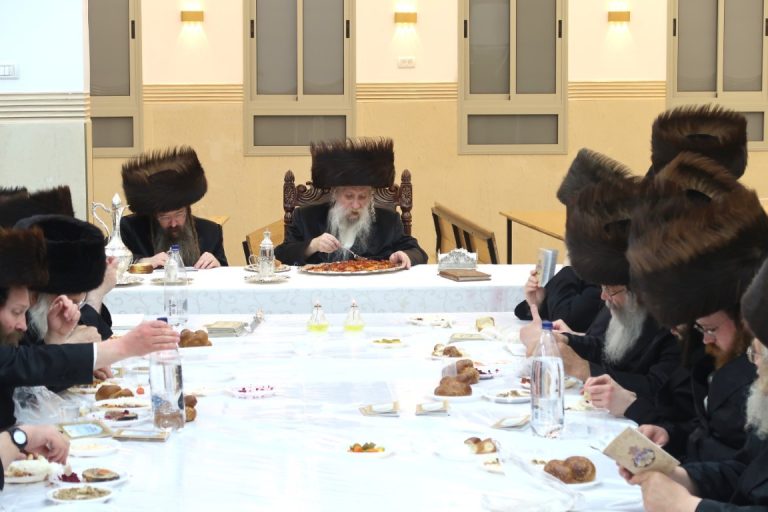 האדמו''ר מטשארנאביל בסעודת הילולה של הדברי חיים מצאנז זי''ע צילום שימי פ (1)