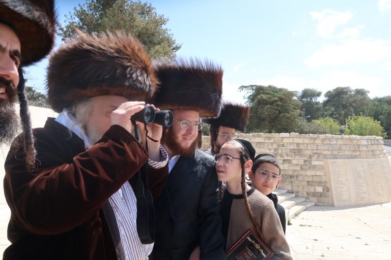 האדמור ממבקשי אמונה בברכת האילנות ובתפילה בהר הצופים מול מקום המקדש צילום שימי (10)