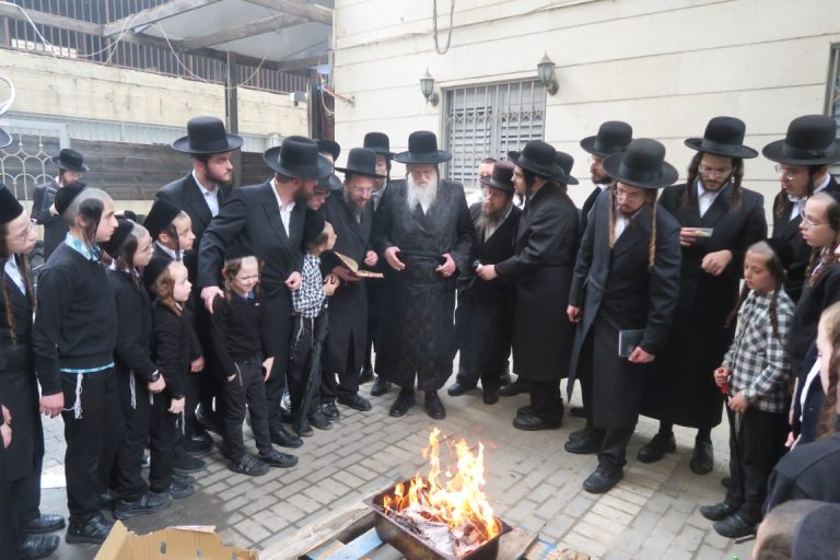 האדמור ממוזי'ץ שריפת חמץ צילום מ