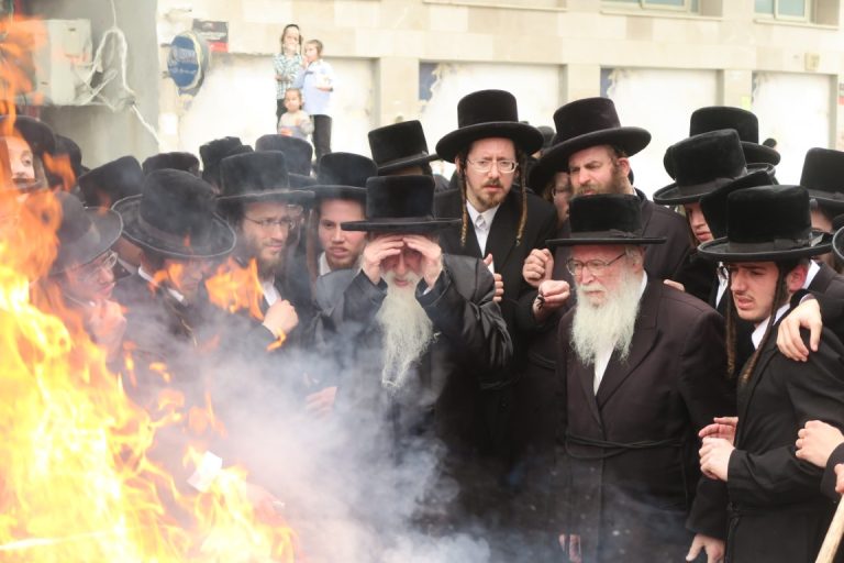 האדמור ממכנובקא בעלזא בשריפת חמץ צילום מ