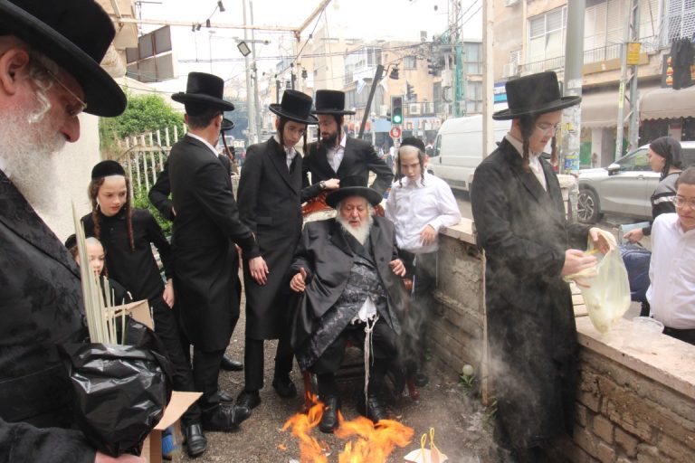האדמו''ר מנאראל בשריפת חמץ צילום איתי קצב (6)