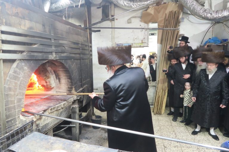 האדמור מנדבורנה באפיית מצות מצווה ערב פסח צילום מ