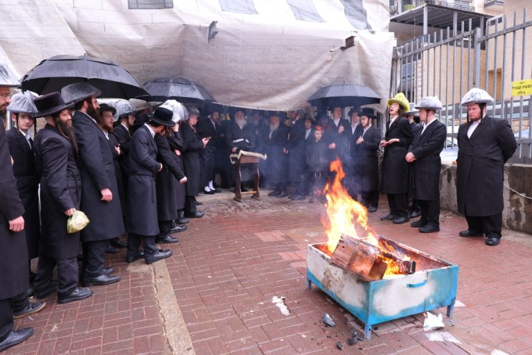 האדמו''ר מנדבורנה ירושלים בשריפת חמץ צילום שימי פ