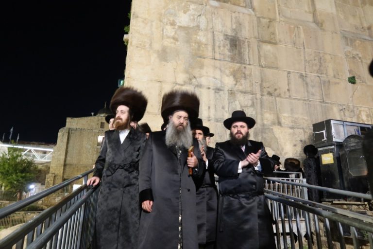 האדמו''ר מסאדיגורה אסרו חג פסח במערת המכפלה (26)