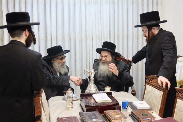 האדמו''ר מספינקא מונסי בביקור אצל האדמו''ר מתולדות משה (1)